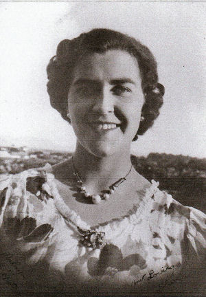 Olive Less Macgfarlane<empty>